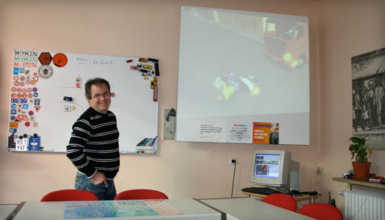 Jürgen Krumbein in der Fahrschule beim Theorie Unterricht