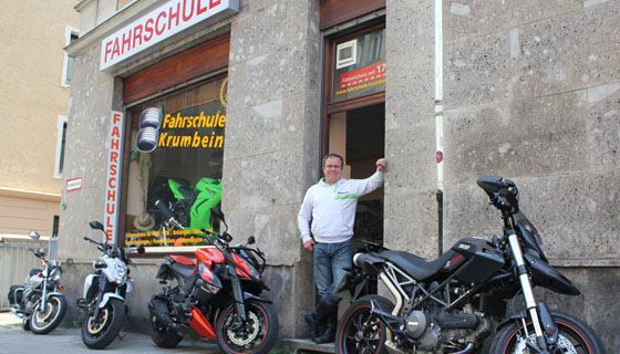 Fahrschule Krumbein München: Jürgen Krumbein im Seminarraum